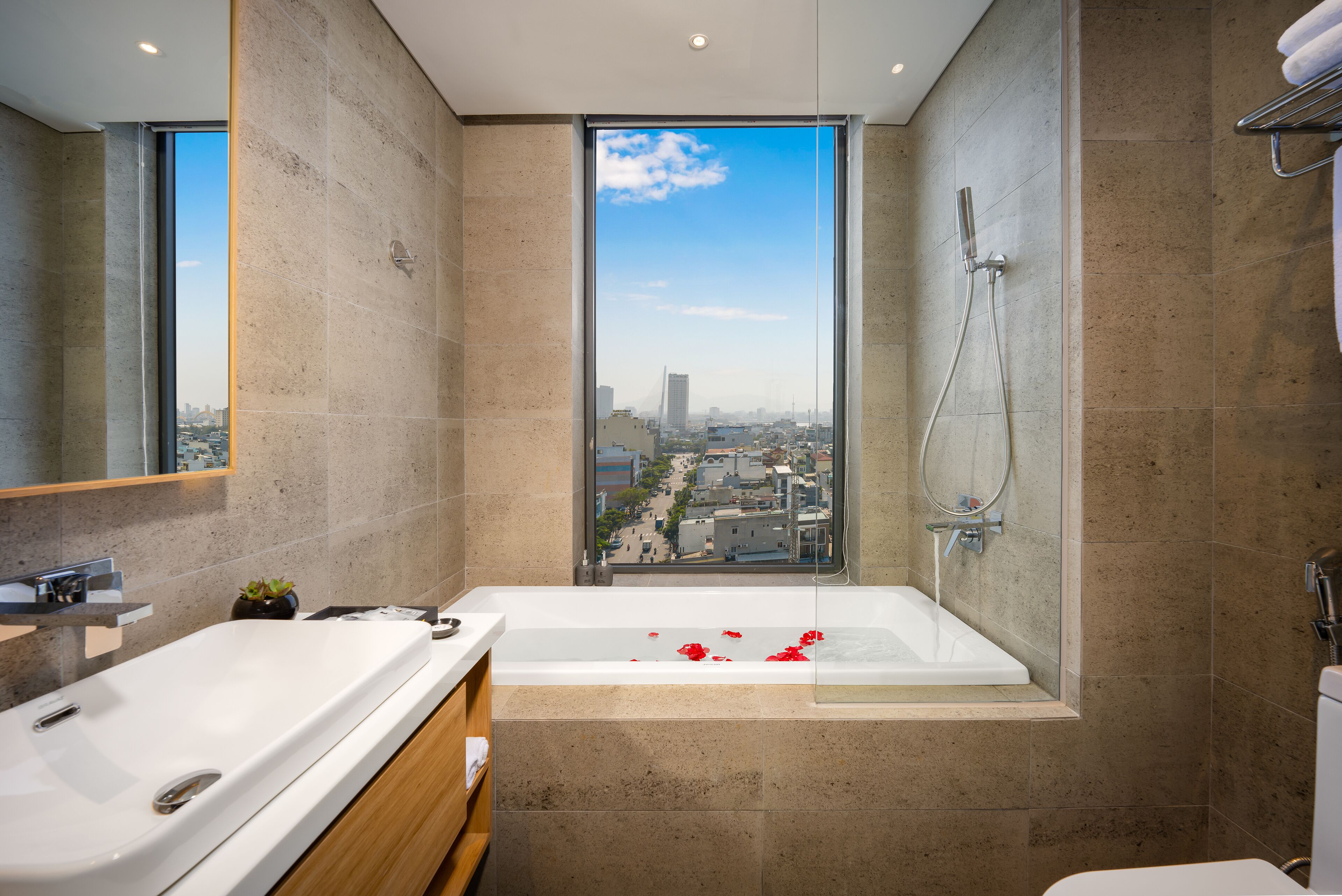 Premier Double Room, Bathtub, City View | Bathroom | Shower, hydromassage showerhead, free toiletries, hair dryer