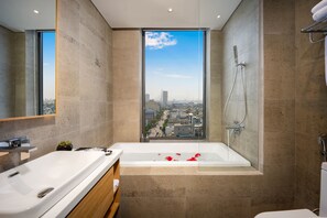 Premier Double Room, Bathtub, City View | Bathroom | Shower, hydromassage showerhead, free toiletries, hair dryer - Estrella Boutique Hotel (Da Nang)