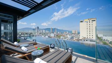 Una piscina al aire libre, tumbonas