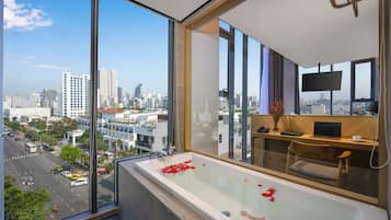 Shower, hydromassage showerhead, free toiletries, hair dryer