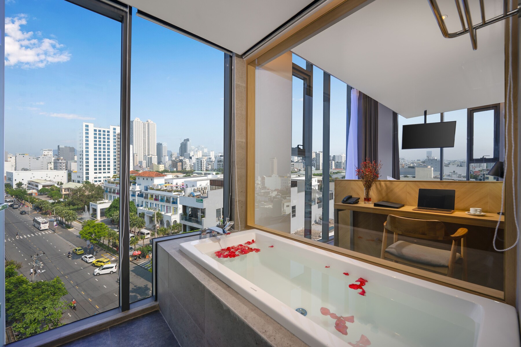 Shower, hydromassage showerhead, free toiletries, hair dryer