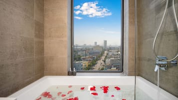 Deluxe-Doppelzimmer, Badewanne, Stadtblick | Badezimmer