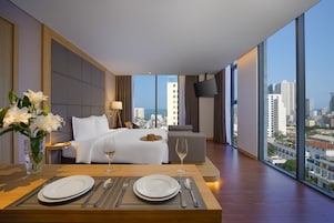 Sky Suite, Tower | Premium bedding, minibar (some free items), desk, blackout drapes