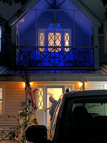 Pet friendly Iconic Magnolia Ave, Fountain of Youth, 4 min to beach & Downtown