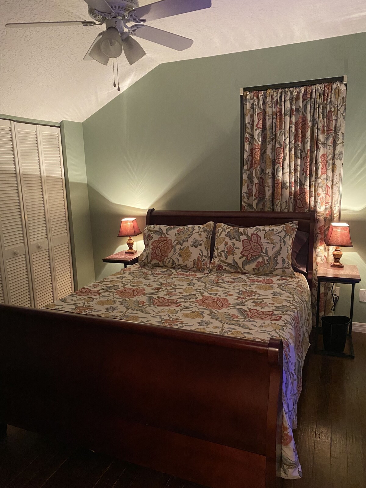 Photo 6 of Pet friendly Iconic Magnolia Ave, Fountain of Youth, 4 min to beach & Downtown