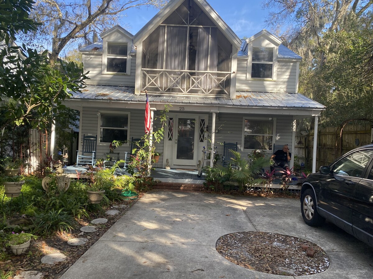 Photo 2 of Pet friendly Iconic Magnolia Ave, Fountain of Youth, 4 min to beach & Downtown