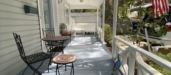 Magnolia Ave Peacock House Fountain of Youth, 4 min to beach & Downtown