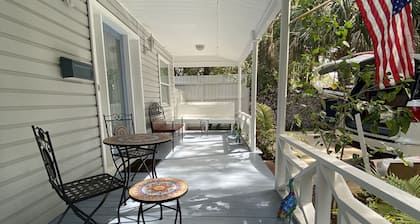 Pet friendly Iconic Magnolia Ave, Fountain of Youth, 4 min to beach & Downtown