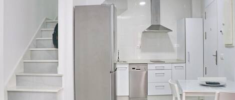 Kühlschrank, Mikrowelle, Ofen, Geschirrspüler