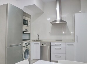 Geladeira, micro-ondas, fogão, lava-louças