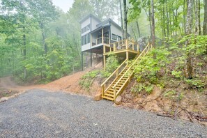 Exterior - The Evergreen Treehouse with Winter Views! (Wildwood)