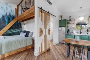 1 bedroom, WiFi, bed sheets - The Evergreen Treehouse with Winter Views! (Wildwood)