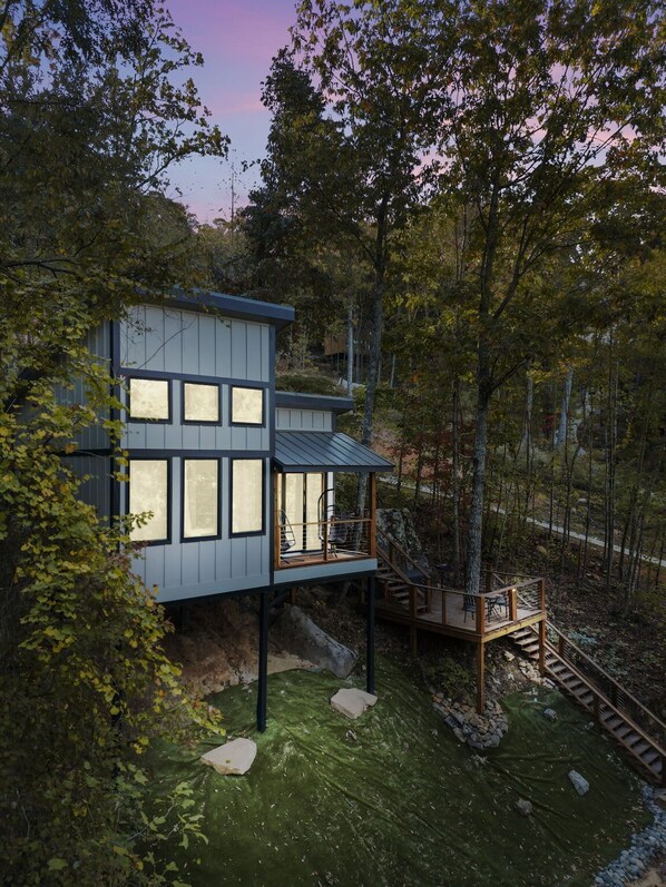 Exterior - The Evergreen Treehouse with Winter Views! (Wildwood)