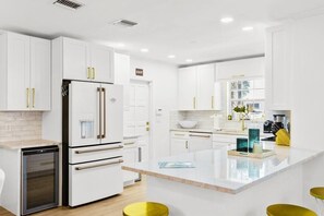 Een koelkast, een microgolfoven, een oven, een kookplaat