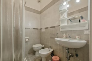 Dusche, Haartrockner, Bidet, Handtücher