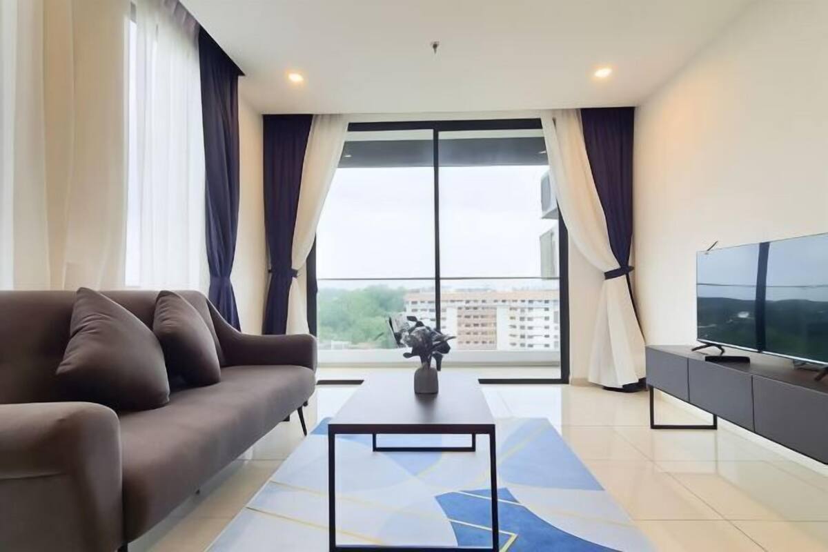 Living area | 32-inch Smart TV with cable channels, TV
