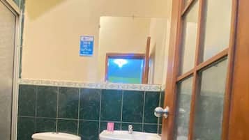 Bañera con ducha, toallas