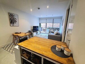 Smart TV - Stay in Melbourne's favourite beachside playground with Free Secure Parking (St Kilda)