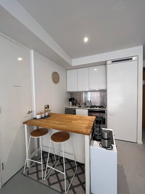 Fridge, microwave, oven, dishwasher - Stay in Melbourne's favourite beachside playground with Free Secure Parking (St Kilda)