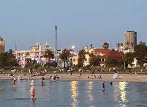 Beach nearby, sun-loungers, beach towels