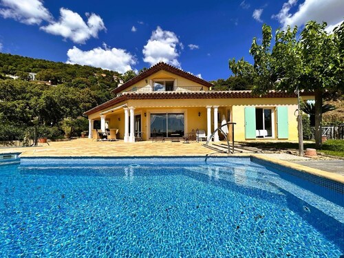 Provençal villa for 10 people with air conditioning and sea view, featuring a private heated...