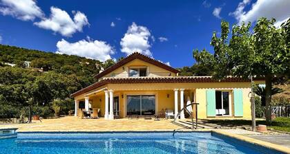 Provençal villa for 10 people with air conditioning and sea view, featuring a private heated...