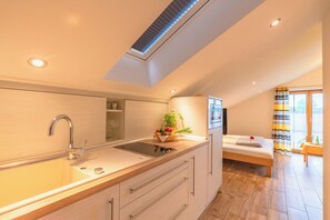 Kühlschrank, Mikrowelle, Herdplatte, Wasserkocher mit Kaffee-/Teezubehör