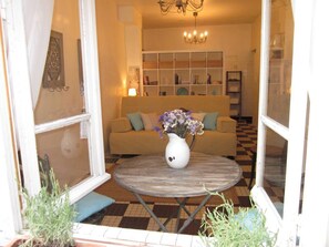 Televisie, een dvd-speler en boeken