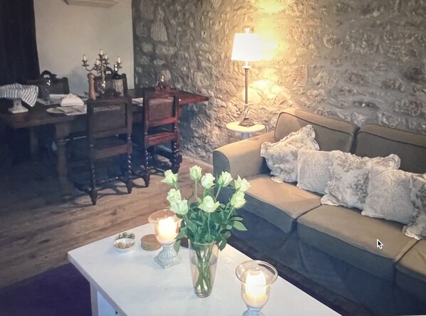 Télévision, lecteur de DVD, livres