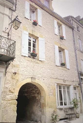 Spacious, light & airy, Romantic village home set off Monflanquin Village Square