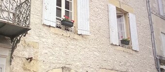 Spacious, light & airy, Romantic village home set off Monflanquin Village Square