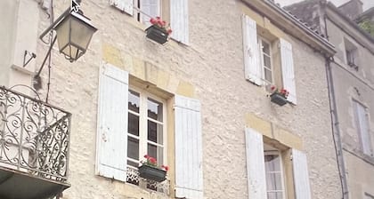 Spacious, light & airy, Romantic village home set off Monflanquin Village Square