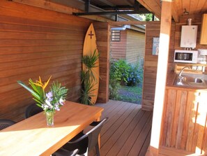 Outdoor dining - Anuhe Bungalow with Ocean View - Bounty Lodge Tahiti (Arue)