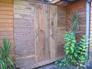 Exterior detail - Anuhe Bungalow with Ocean View - Bounty Lodge Tahiti (Arue)
