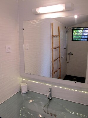 Een douche, een haardroger, handdoeken