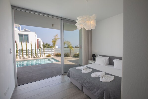 4 bedrooms, iron/ironing board, internet, bed sheets
