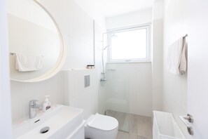 Dusche, kostenlose Toilettenartikel, Haartrockner, Handtücher