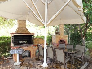 Outdoor dining - Escape to Paradise - Experience Luxury and Serenity at Villa Elina in Sithonia! (Agia Kiriaki)