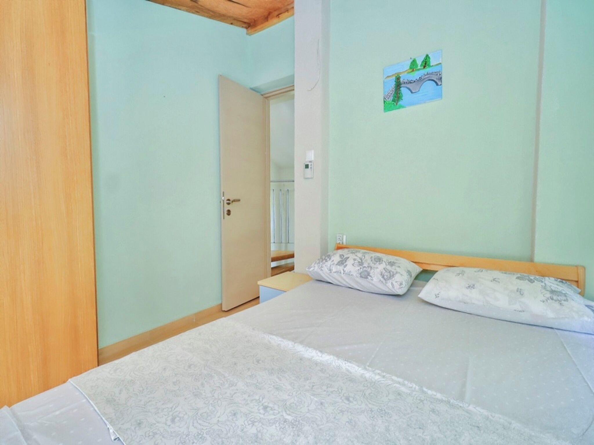 6 slaapkamers, een strijkplank/strijkijzer, wifi