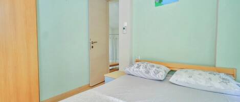 6 slaapkamers, een strijkplank/strijkijzer, wifi