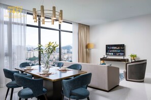 Appartement exclusif | Aire de séjour | Téléviseur connecté de 43 po avec télévision numérique, téléviseur