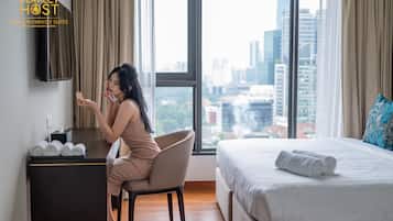 3 bedrooms, premium bedding, desk, blackout curtains