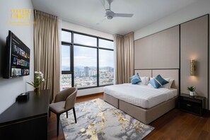 Premium bedding, desk, blackout curtains, iron/ironing board - Pavilion Embassy Suites KL by Perfect Host (Kuala Lumpur)