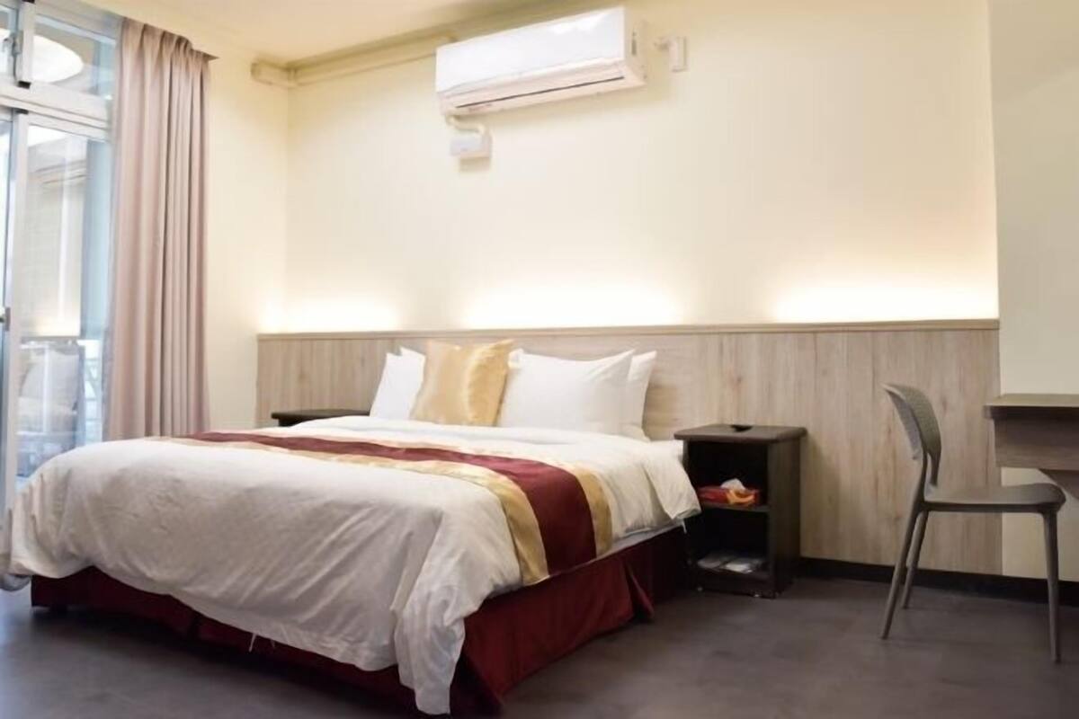 5 bedrooms, desk, free WiFi, bed sheets