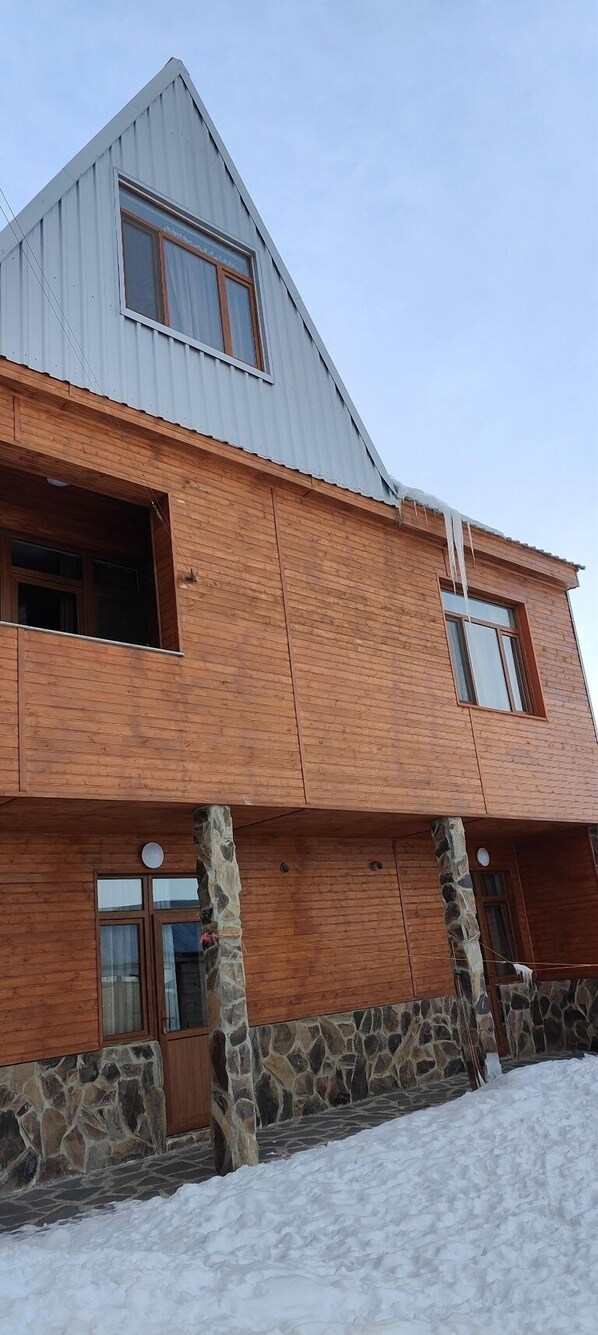 Front of property - Hotel Laguna (Borjomi)