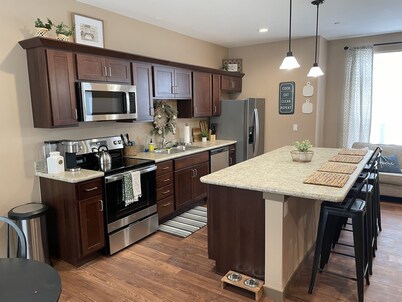 LOVELY 2 Bedroom Fully Furnished w/ Laundry