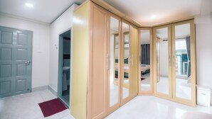 A room with a sliding door closet, a door, and a red rug. - Paradise Found 4BR Villa,Fits 22 PAX, 6-Min to Lee Garden (Hat Yai)