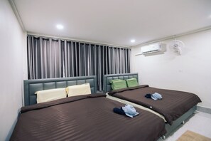 4 bedrooms, desk, iron/ironing board, free WiFi