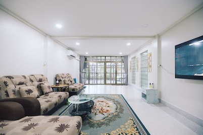 Paradise Found 4BR Villa,Fits 22 PAX, 6-Min to Lee Garden