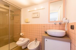 Appartement | Salle de bain | Articles de toilette gratuits, serviettes fournies